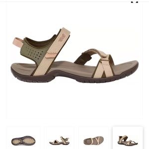 Teva Wms sandals worn once